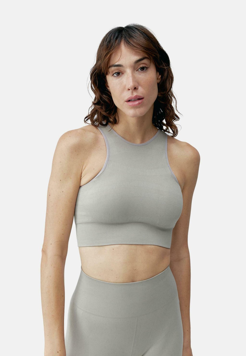 Спортивный бюстгальтер средней поддержки ALANA Born Living Yoga, бежевый
Спортивный бюстгальтер средней поддержки ALANA Born Living Yoga, бежевый