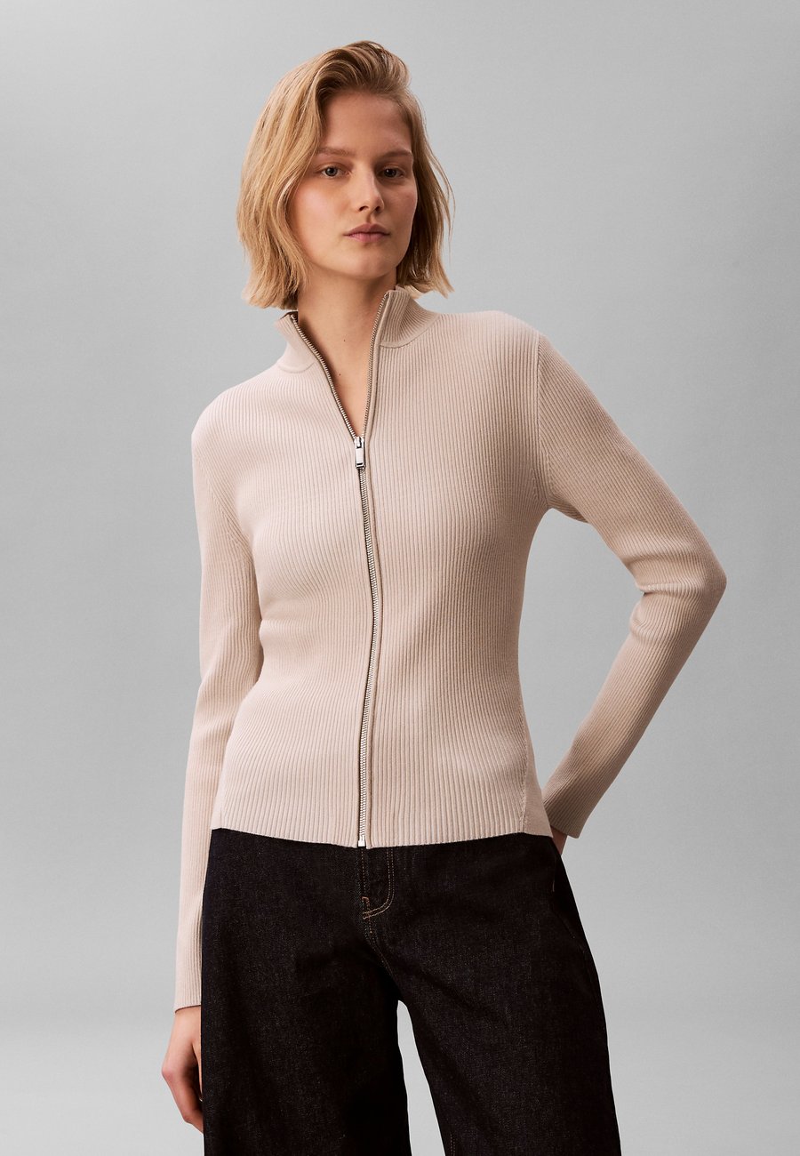 Кардиган Calvin Klein Jeans SCULPTED ZIP UP , Island Fossil/Beige
Кардиган Calvin Klein Jeans SCULPTED ZIP UP , Island Fossil/Beige