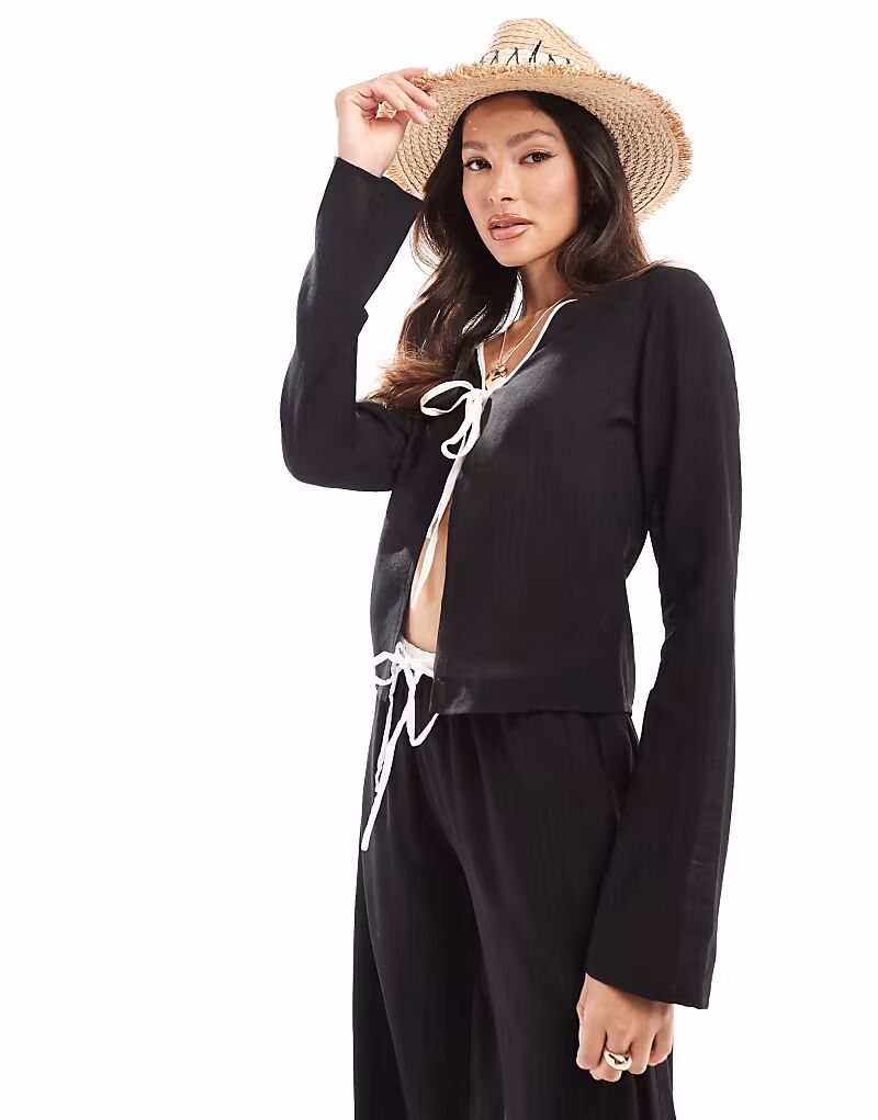 Эксклюзивная пляжная рубашка из льна с завязкой спереди и контрастной отделкой черного цвета Kaiia
Эксклюзивная пляжная рубашка из льна с завязкой спереди и контрастной отделкой черного цвета Kaiia