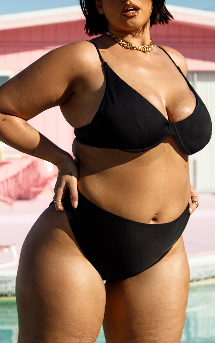 PrettyLittleThing Черные плавки бикини Mix & Match с высокой талией и плюсом
PrettyLittleThing Черные плавки бикини Mix & Match с высокой талией и плюсом