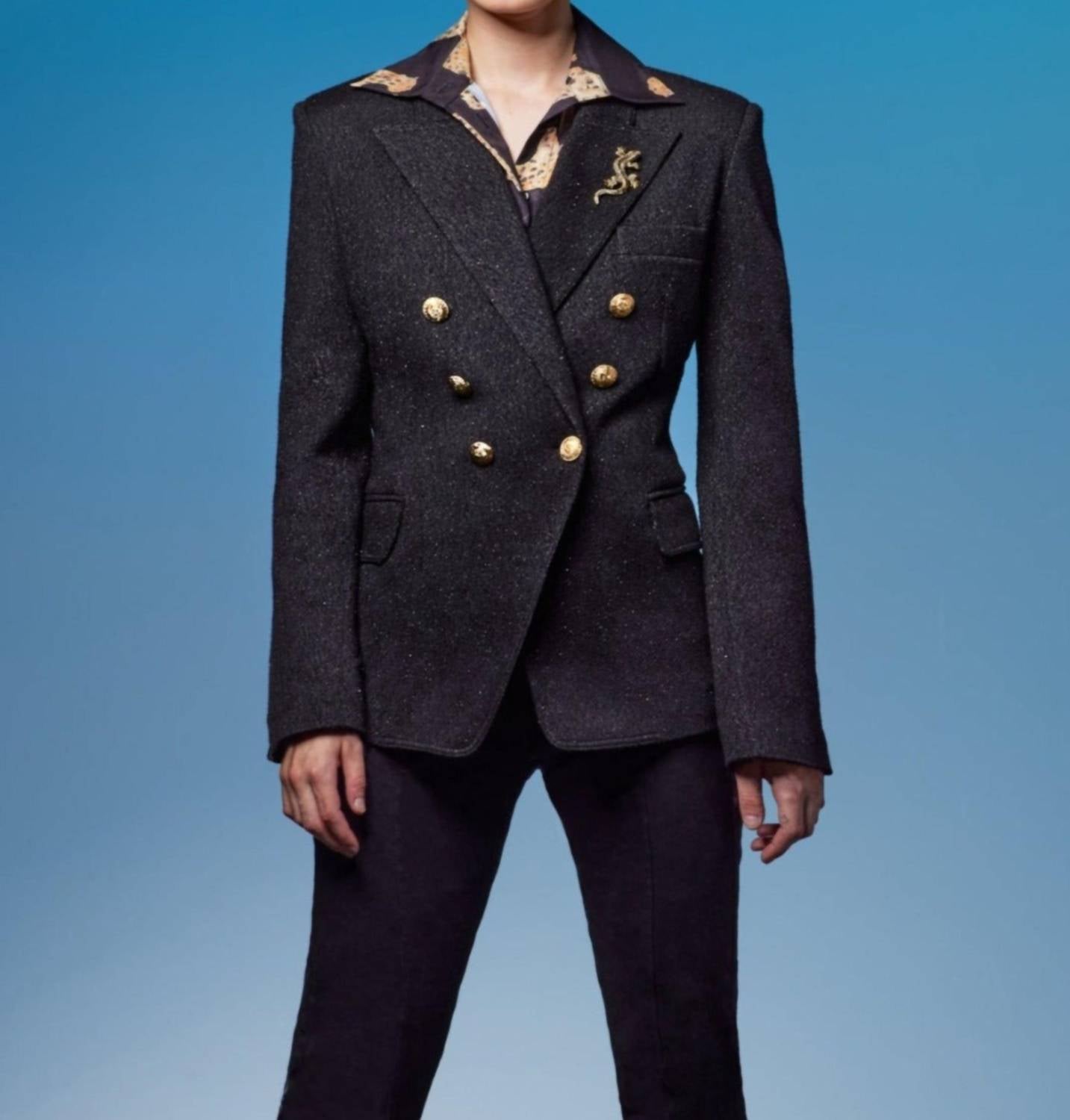 Блестящий пиджак с люрексом и ящерицей-брошью в черном цвете Oolala
Блестящий пиджак с люрексом и ящерицей-брошью в черном цвете Oolala