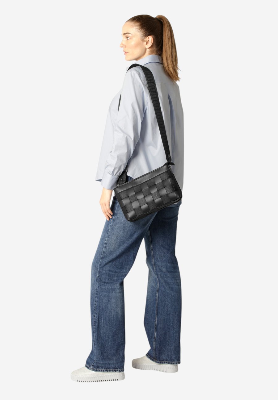Сумка кросс-боди Ilse Jacobsen Cross body bag, Schwarz/Black
Сумка кросс-боди Ilse Jacobsen Cross body bag, Schwarz/Black