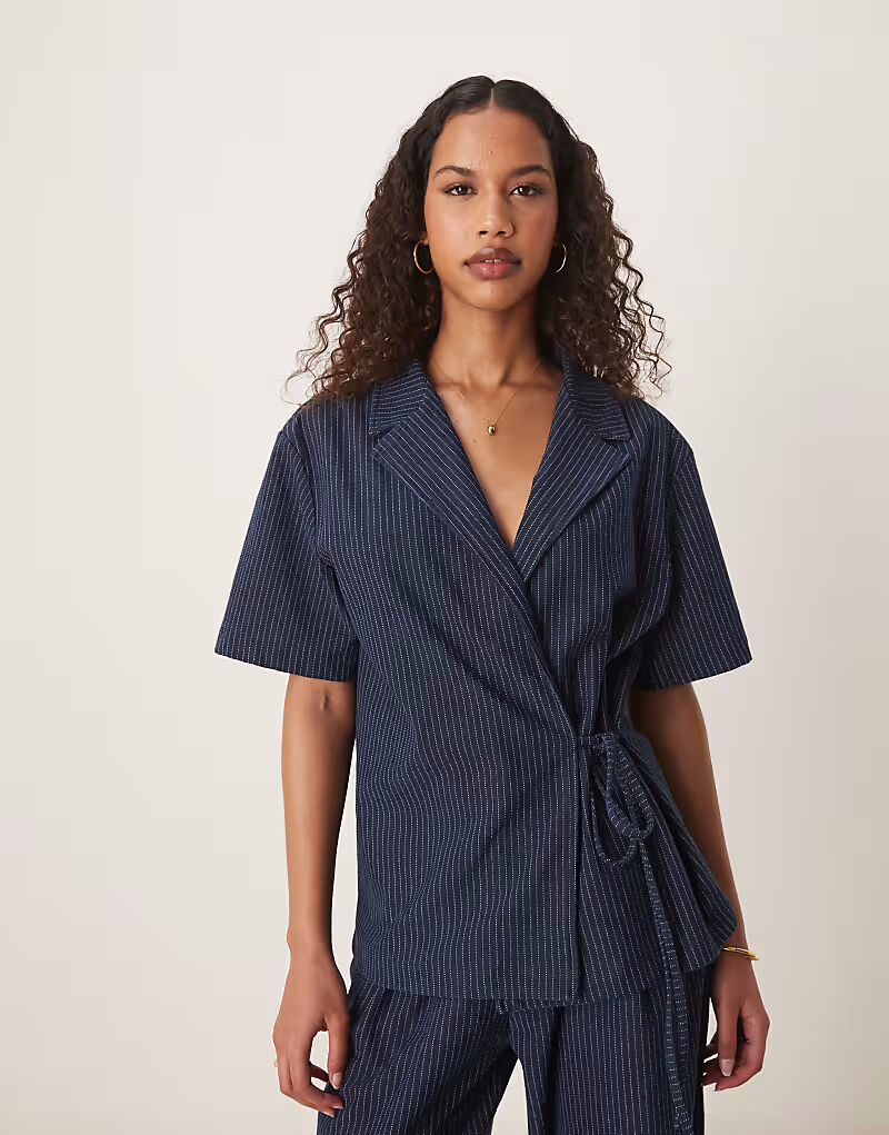Рубашка в джинсовом стиле с завязкой спереди в тонкую полоску Asos Design, темно-синий
Рубашка в джинсовом стиле с завязкой спереди в тонкую полоску Asos Design, темно-синий