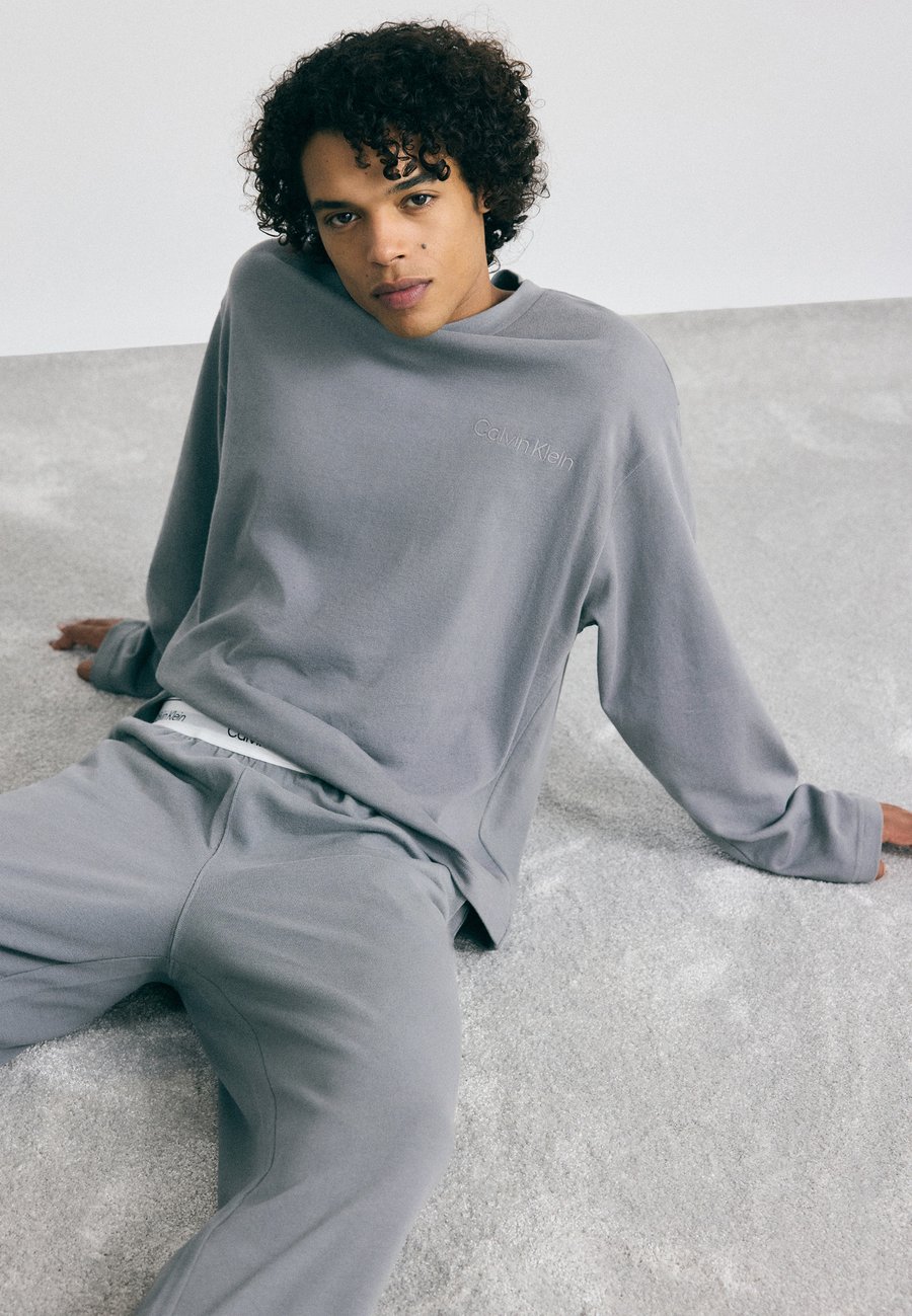 Пижамный комплект Calvin Klein Underwear TEE PANT SET, Smoke Screen/Grey
Пижамный комплект Calvin Klein Underwear TEE PANT SET, Smoke Screen/Grey