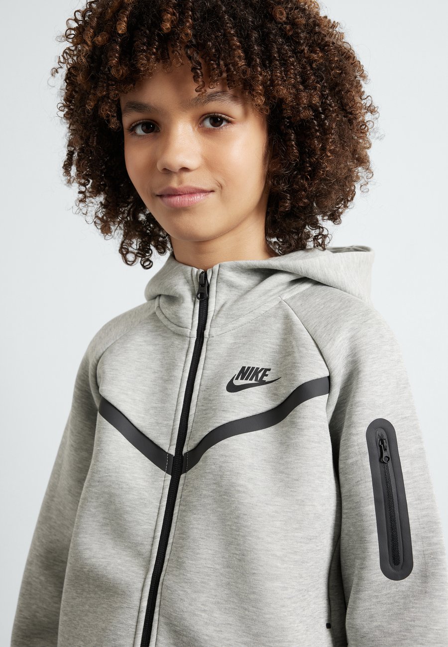 Худи Nike Sportswear UNISEX, Dark Grey Heather/Black/Grey
Худи Nike Sportswear UNISEX, Dark Grey Heather/Black/Grey