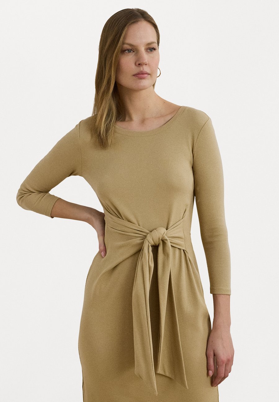 Платье Lauren Ralph Lauren Petite TIE FRONT COTTON BLEND CREWNECK DRESS, Beige
Платье Lauren Ralph Lauren Petite TIE FRONT COTTON BLEND CREWNECK DRESS, Beige