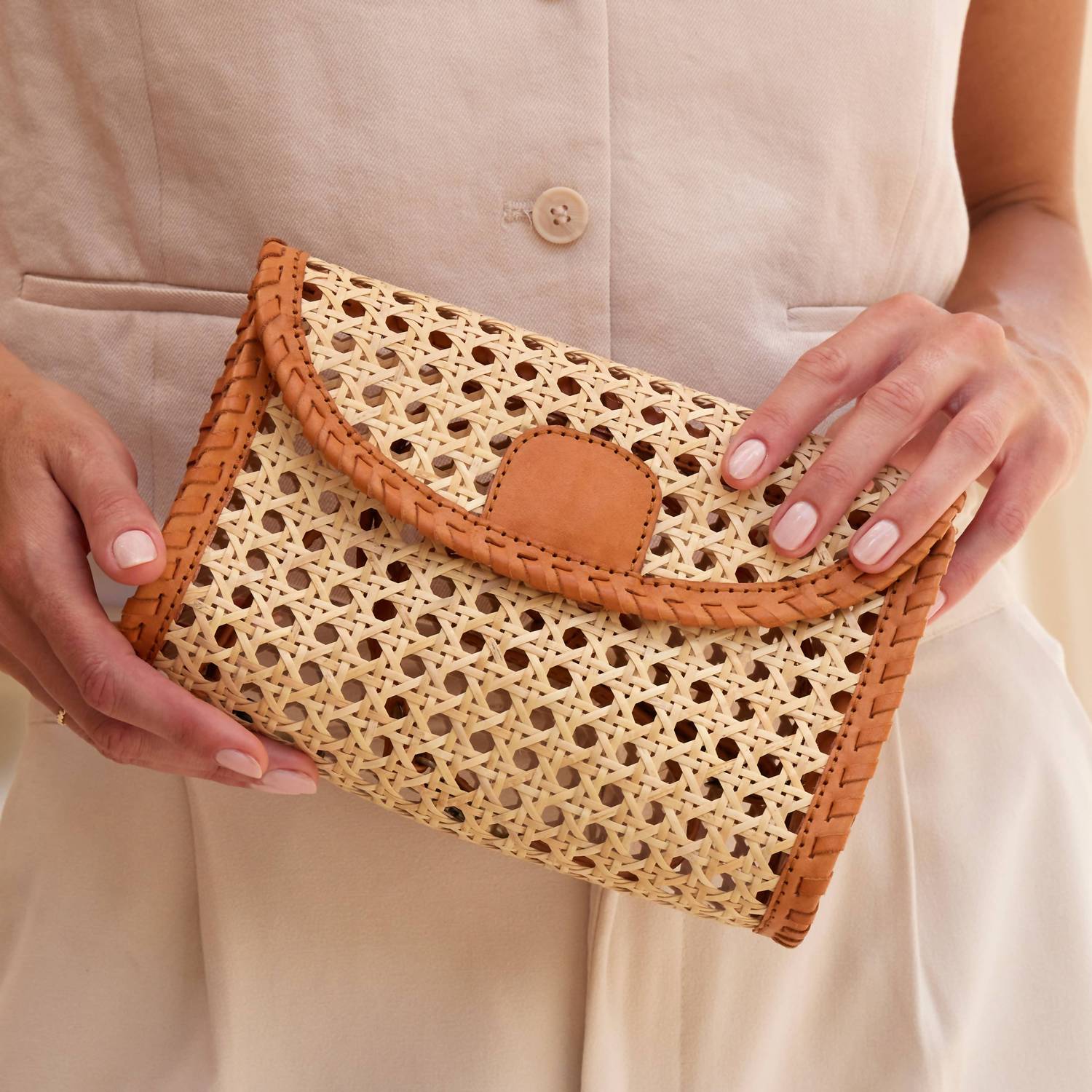 Женская плетеная сумочка-клатч с кожаной отделкой и регулируемым ремешком через плечо в бежевом цвете The Winding Road
Женская плетеная сумочка-клатч с кожаной отделкой и регулируемым ремешком через плечо в бежевом цвете The Winding Road