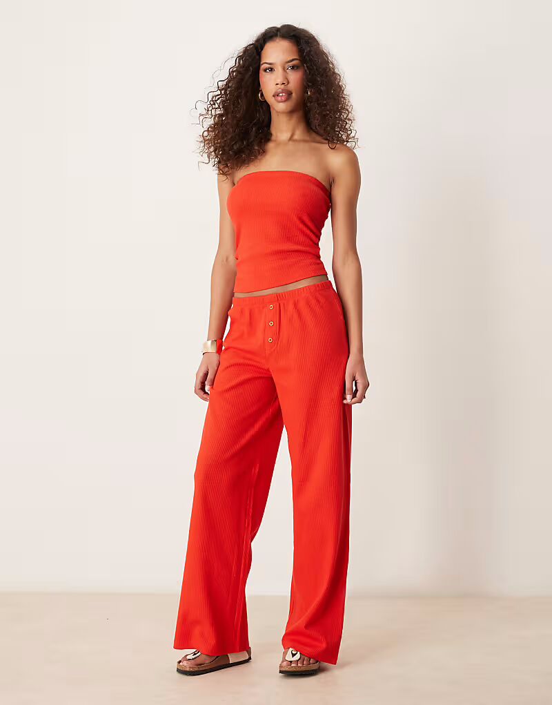 Широкие вафельные брюки красного цвета Asos Design
Широкие вафельные брюки красного цвета Asos Design