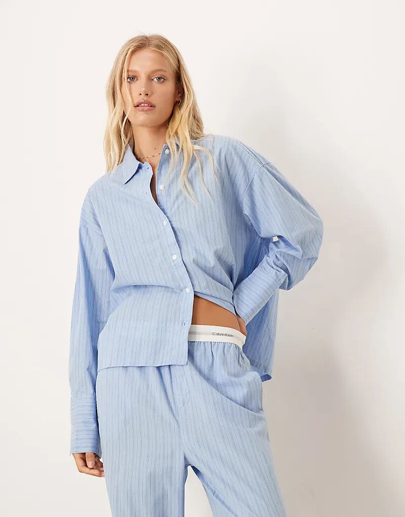 Пижамная рубашка Calvin Klein из хлопкового поплина в синюю полоску
Пижамная рубашка Calvin Klein из хлопкового поплина в синюю полоску