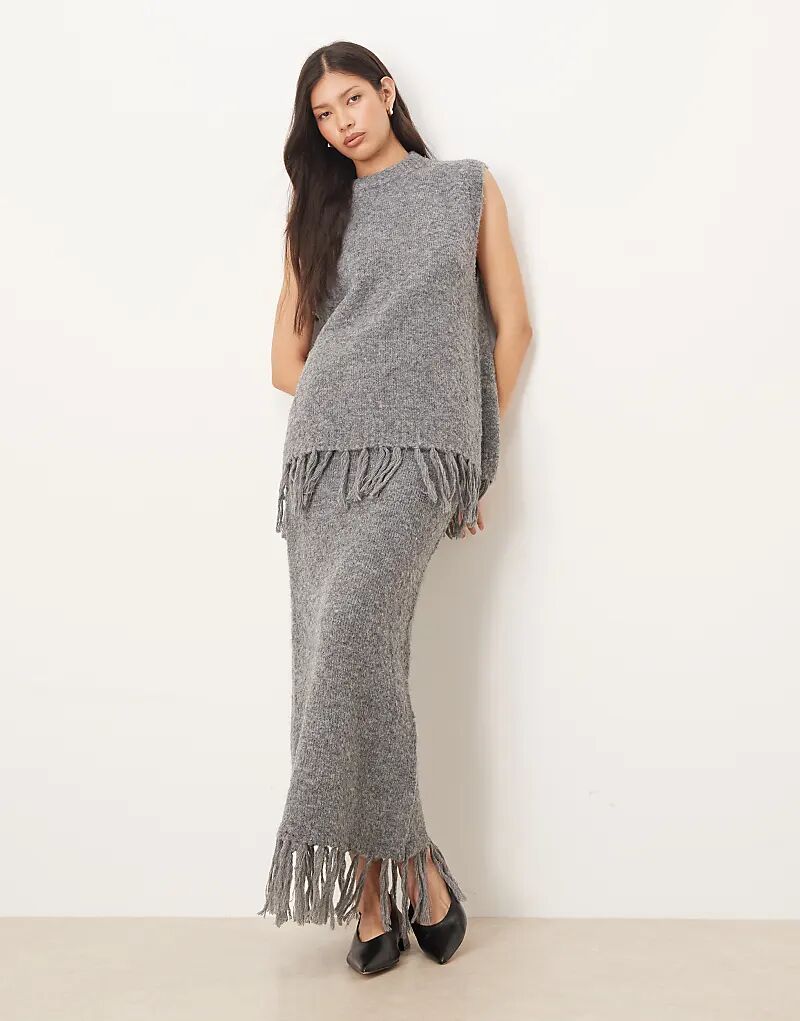 Длинная юбка ASOS DESIGN с бахромой из букле, цвет «уголь»
Длинная юбка ASOS DESIGN с бахромой из букле, цвет «уголь»