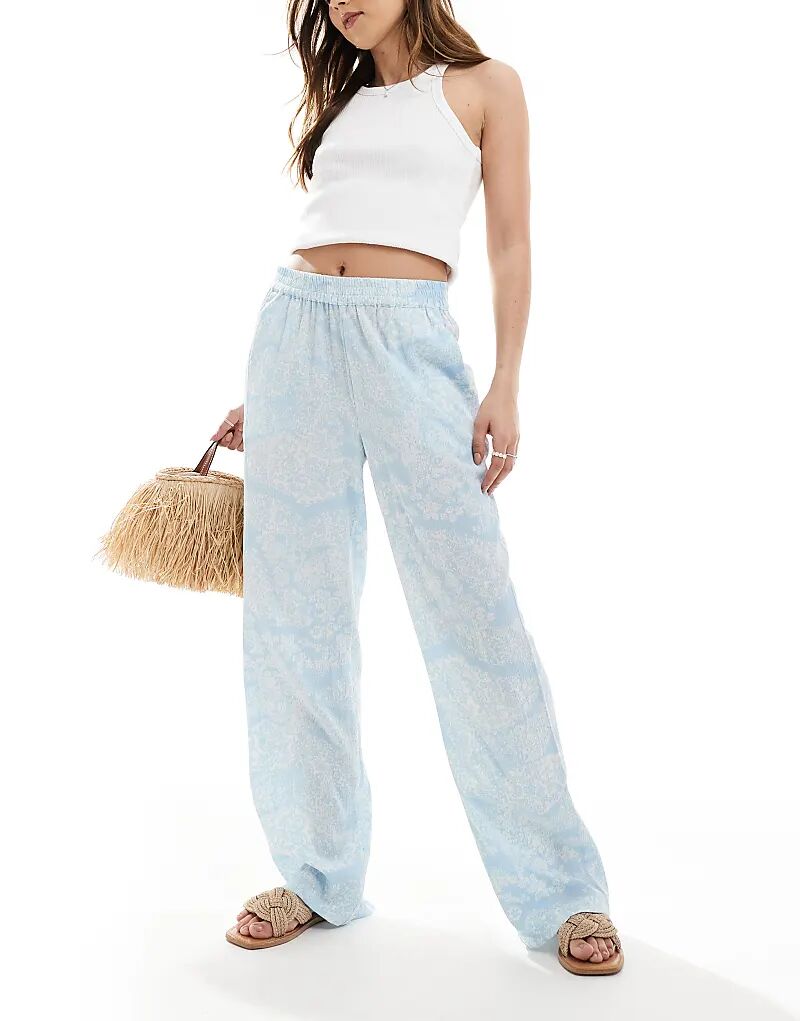 Широкие брюки Vero Moda с бледно-голубым цветочным принтом
Широкие брюки Vero Moda с бледно-голубым цветочным принтом