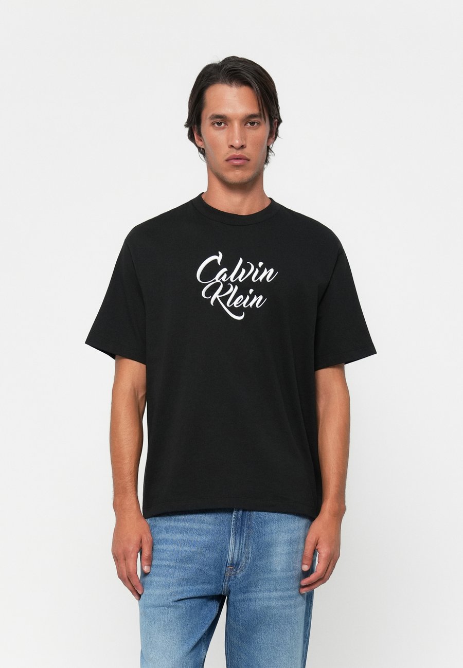 Футболка Calvin Klein Jeans CURSIVE GRAPHIC UNISEX, Black, Черный, Футболка Calvin Klein Jeans CURSIVE GRAPHIC UNISEX, Black
Футболка Calvin Klein Jeans CURSIVE GRAPHIC UNISEX, Black, Черный, Футболка Calvin Klein Jeans CURSIVE GRAPHIC UNISEX, Black