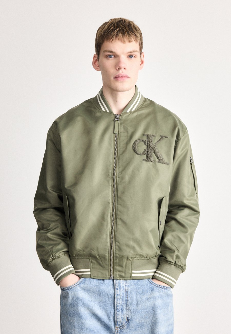 Куртка Calvin Klein Jeans TIPPED HERO, Dusty Olive/Green
Куртка Calvin Klein Jeans TIPPED HERO, Dusty Olive/Green