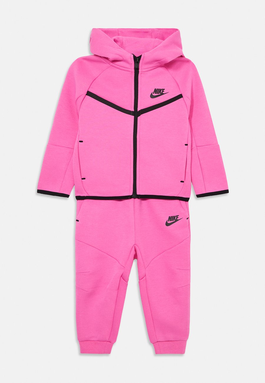 Толстовка Nike Sportswear TECH SET UNISEX, Playful Pink/Pink
Толстовка Nike Sportswear TECH SET UNISEX, Playful Pink/Pink