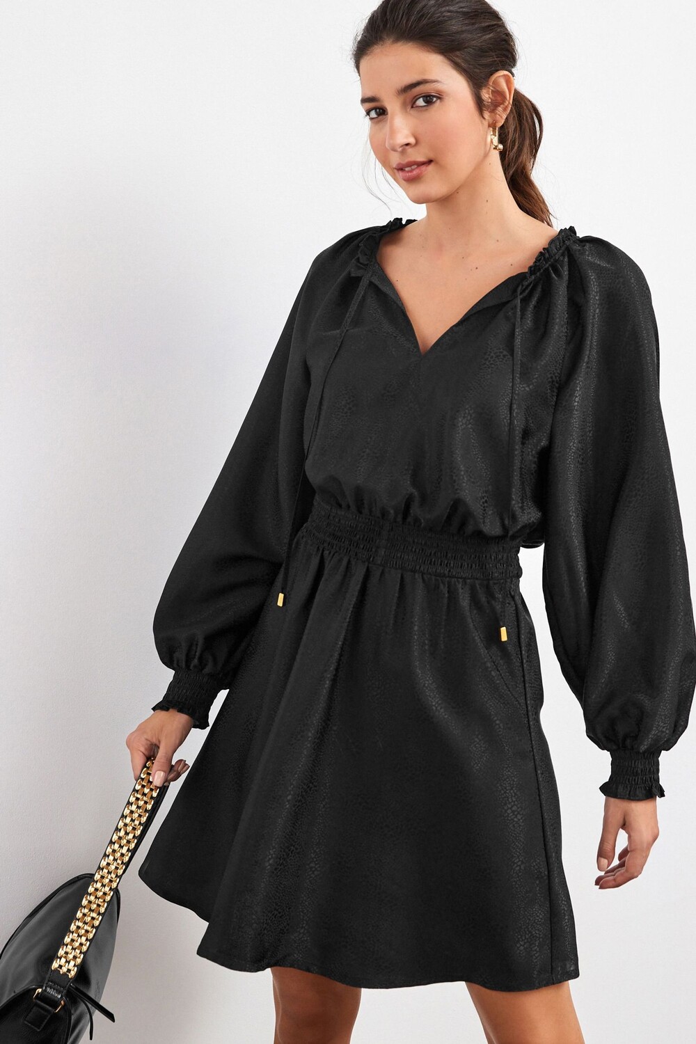 Жаккардовое атласное мини-платье с завязкой на шее Next, черный
Жаккардовое атласное мини-платье с завязкой на шее Next, черный