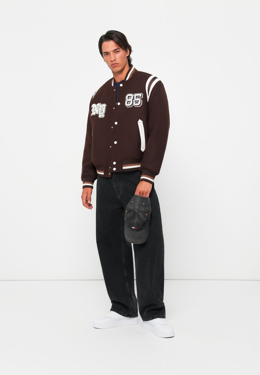 Куртка Tommy Jeans BEST VARSITY , Rich Brown/Brown
Куртка Tommy Jeans BEST VARSITY , Rich Brown/Brown