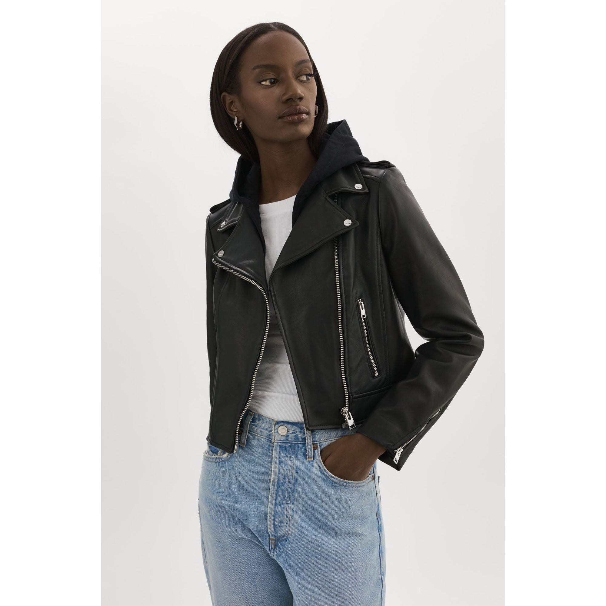 Святой | Кожаная косуха со съемным капюшоном Lamarque, черный
Святой | Кожаная косуха со съемным капюшоном Lamarque, черный