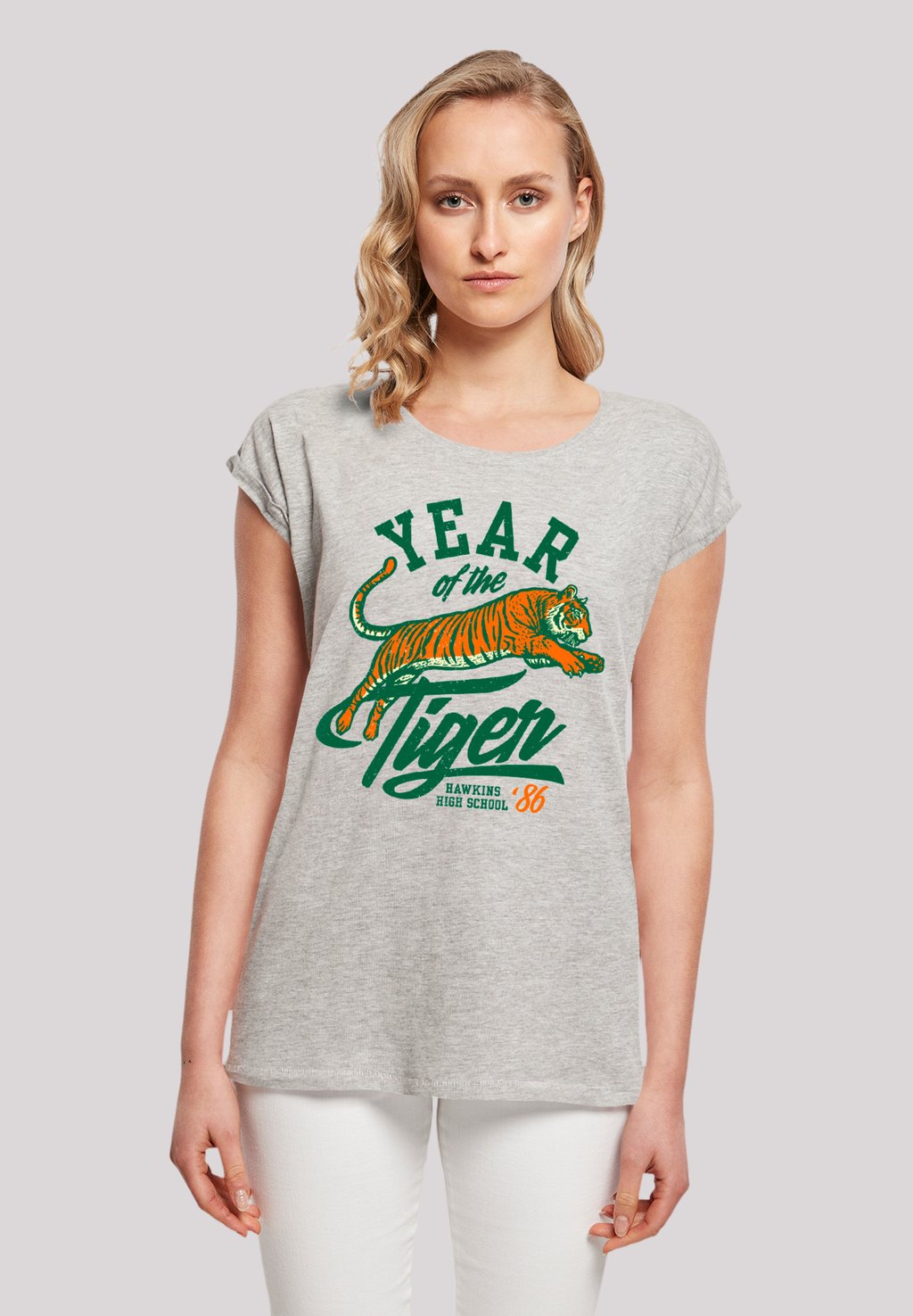 Футболка с принтом STRANGER THINGS HAWKINS YEAR OF THE TIGER 86 NETFLIX TV SERIES F4NT4STIC, серый 
Футболка с принтом STRANGER THINGS HAWKINS YEAR OF THE TIGER 86 NETFLIX TV SERIES F4NT4STIC, серый