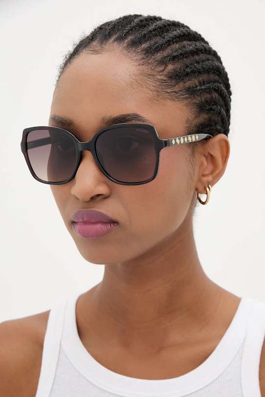 Солнцезащитные очки Guess, черный
Солнцезащитные очки Guess, черный