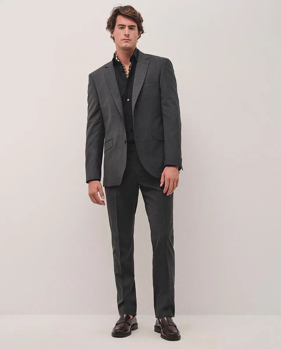 Однотонный мужской костюм из полубрезента стандартного кроя Roberto Verino, темно-серый
Однотонный мужской костюм из полубрезента стандартного кроя Roberto Verino, темно-серый