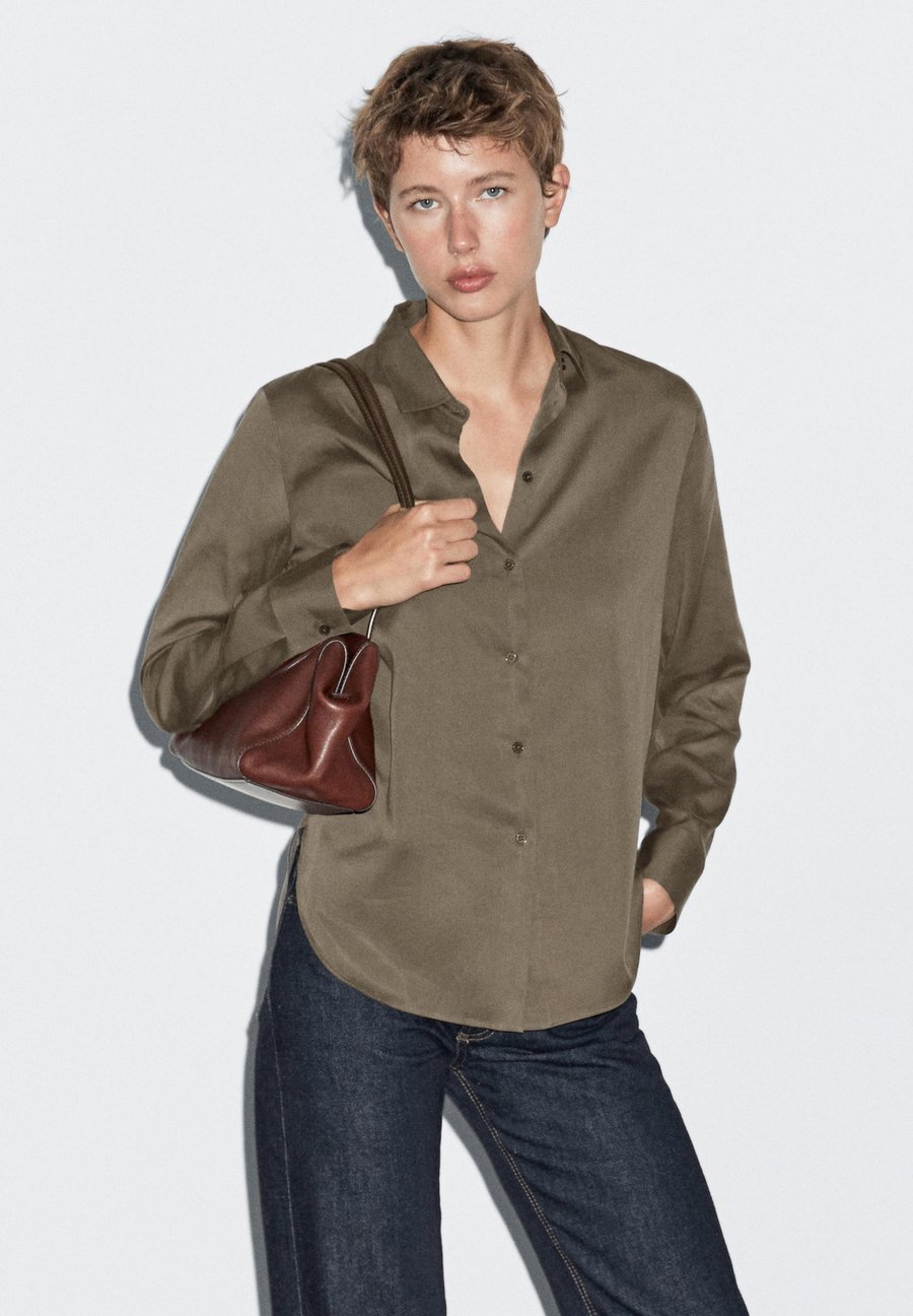 Блуза Massimo Dutti FLOWING LONG SLEEVE, Khaki
Блуза Massimo Dutti FLOWING LONG SLEEVE, Khaki