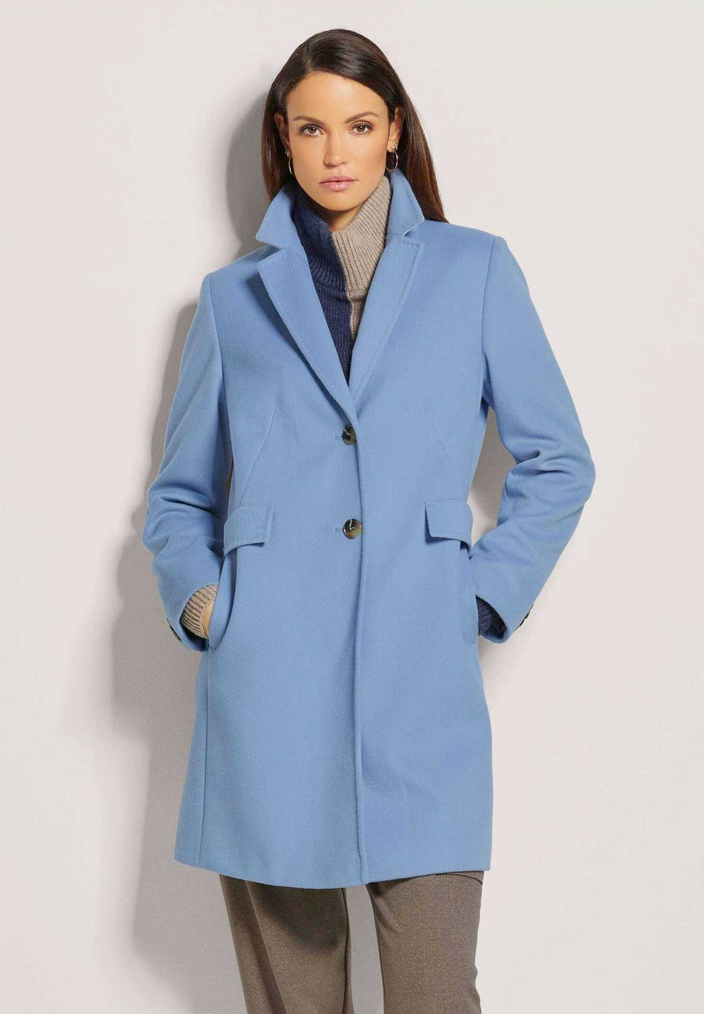 Короткое пальто MIT REVERSKRAGEN MADELEINE, светло-голубой
Короткое пальто MIT REVERSKRAGEN MADELEINE, светло-голубой
