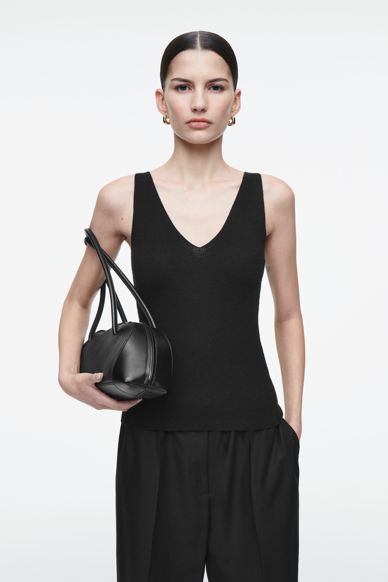 Ребристая кашемировая футболка-slim fit COS, черный
Ребристая кашемировая футболка-slim fit COS, черный