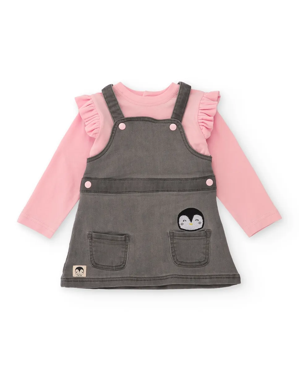 Детский комплект розовая футболка с рюшами и серое платье на бретельках с карманами, украшенное милой вышитой пингвинкой Tuc tuc
Детский комплект розовая футболка с рюшами и серое платье на бретельках с карманами, украшенное милой вышитой пингвинкой Tuc tuc