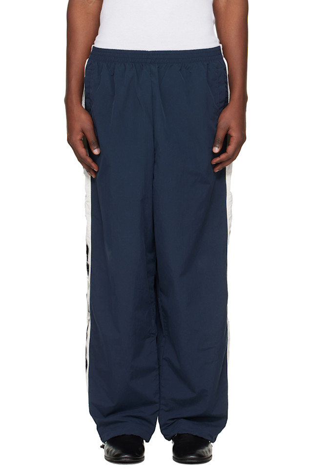 Vetements Спортивные штаны темно-синего цвета с проклеенными швами
Vetements Спортивные штаны темно-синего цвета с проклеенными швами
