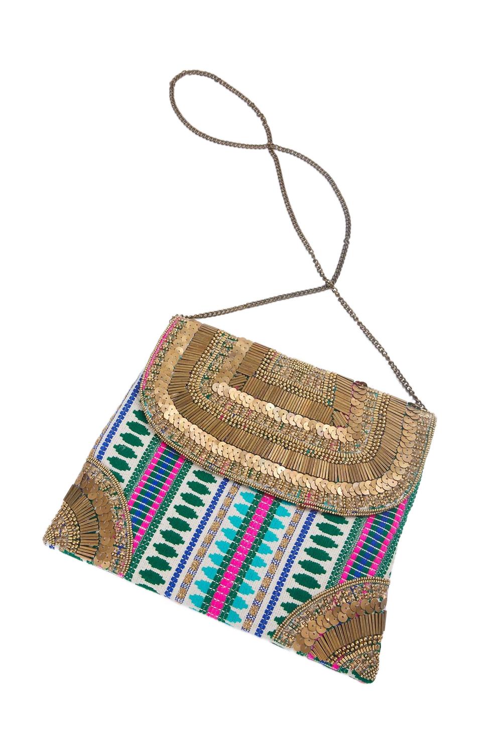 Махарани ручной работы клатч-сумка через плечо в золотом цвете ETHNiQUE
Махарани ручной работы клатч-сумка через плечо в золотом цвете ETHNiQUE