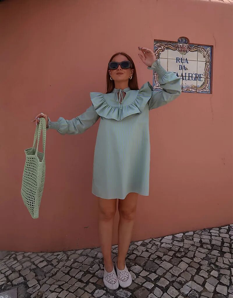 Платье Labelrail x Rebecca Olivia в полоску с оборками зеленого и фиолетового цветов
Платье Labelrail x Rebecca Olivia в полоску с оборками зеленого и фиолетового цветов