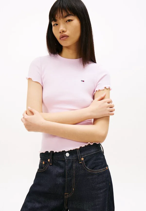 Облегающая базовая футболка с каймой в виде салатового листа Tommy Jeans, Pearly Pink, Зеленый, Облегающая базовая футболка с каймой в виде салатового листа Tommy Jeans, Pearly Pink
Облегающая базовая футболка с каймой в виде салатового листа Tommy Jeans, Pearly Pink, Зеленый, Облегающая базовая футболка с каймой в виде салатового листа Tommy Jeans, Pearly Pink
