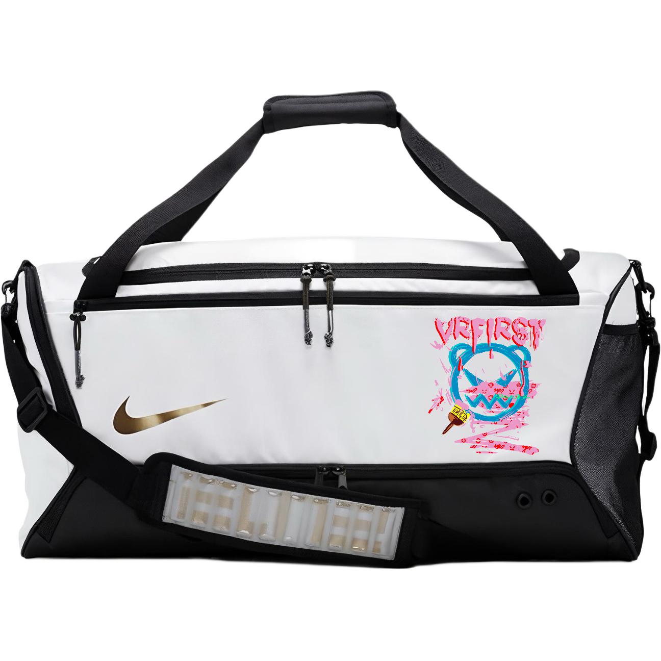 Nike Тканевая дорожная сумка унисекс переливающаяся черно-белая, Graffiti Bear
Nike Тканевая дорожная сумка унисекс переливающаяся черно-белая, Graffiti Bear