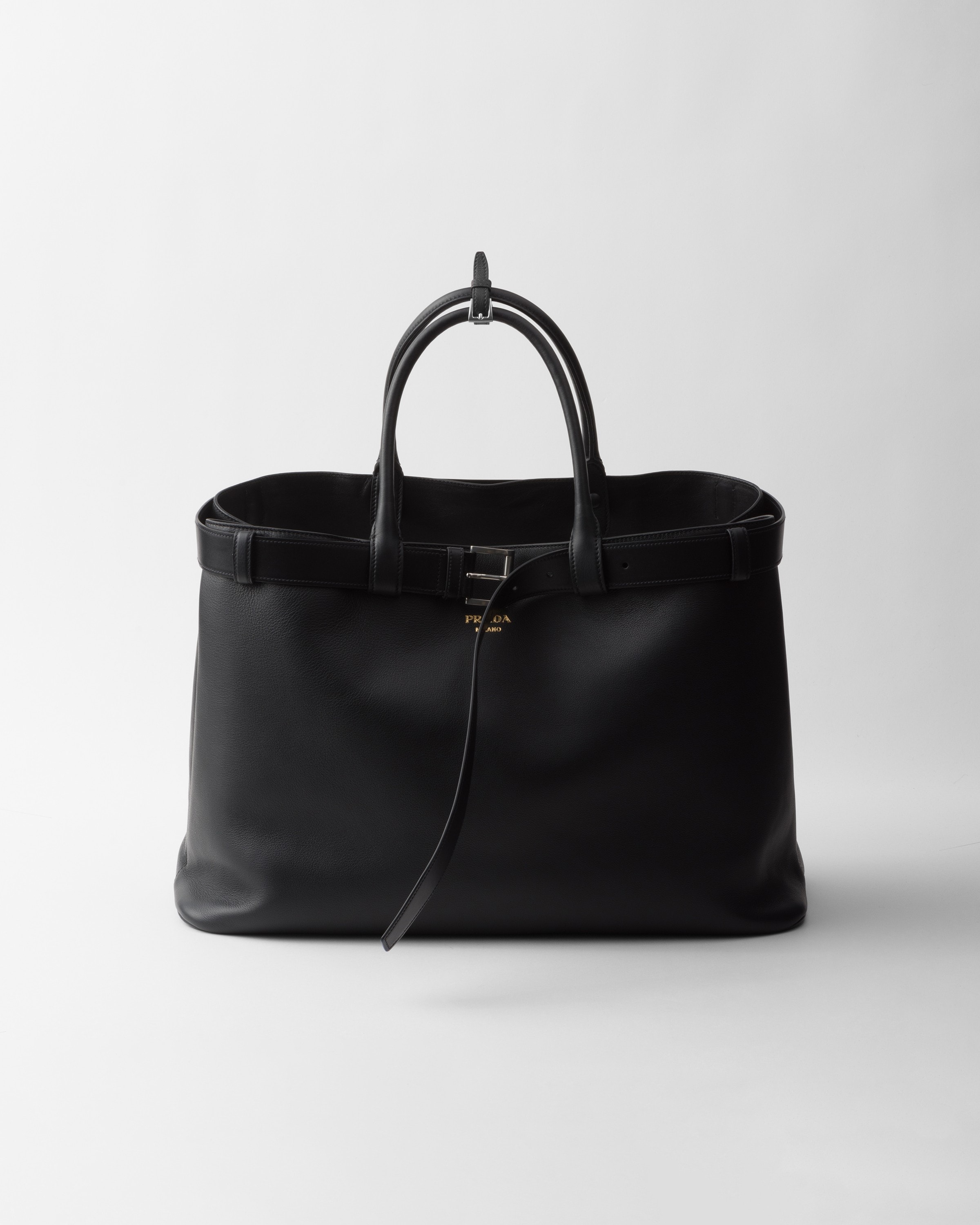 Кожаная сумка Prada Buckle с ремнем, черный
Кожаная сумка Prada Buckle с ремнем, черный