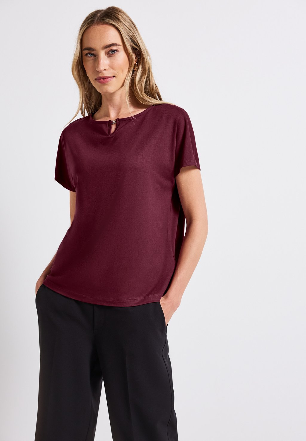Базовая футболка MIT CUT OUT Street One, бургундия
Базовая футболка MIT CUT OUT Street One, бургундия