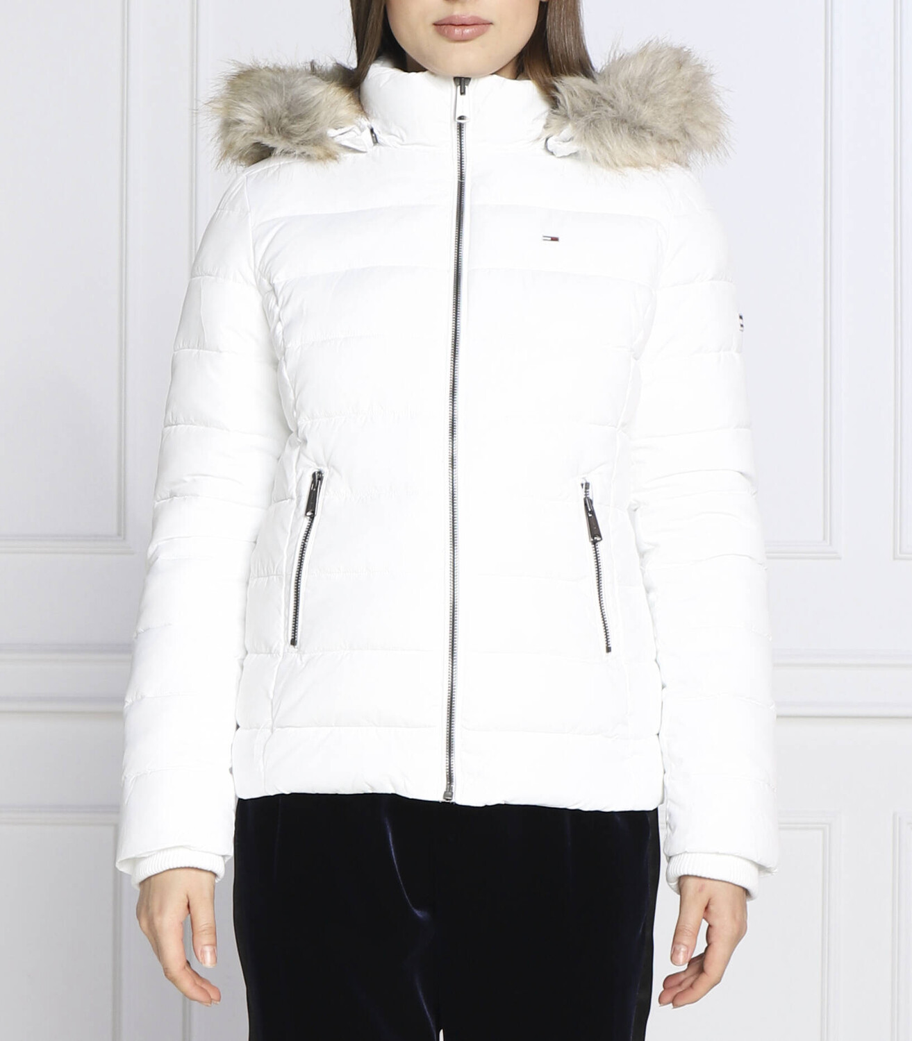 Куртка Tommy Jeans slim fit, белый
Куртка Tommy Jeans slim fit, белый