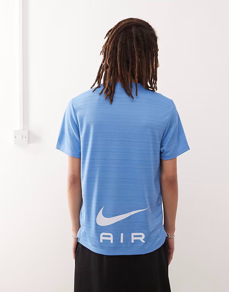 Футболка с графическим принтом Nike Air синего цвета 
Футболка с графическим принтом Nike Air синего цвета