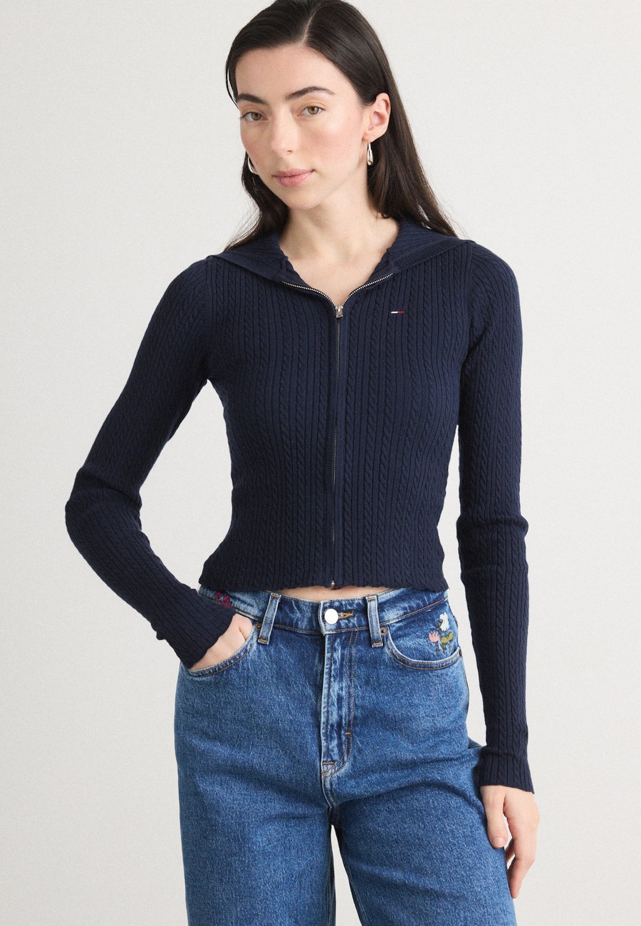 Кардиган Tommy Jeans ESSENTIAL ZIPPER HOOD, Dark Night Navy/Dark Blue
Кардиган Tommy Jeans ESSENTIAL ZIPPER HOOD, Dark Night Navy/Dark Blue