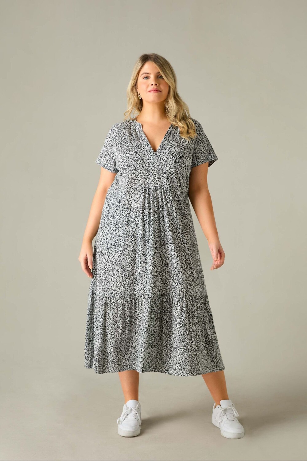 Пышное платье с короткими рукавами и мелким цветочным принтом Live Unlimited, черный
Пышное платье с короткими рукавами и мелким цветочным принтом Live Unlimited, черный