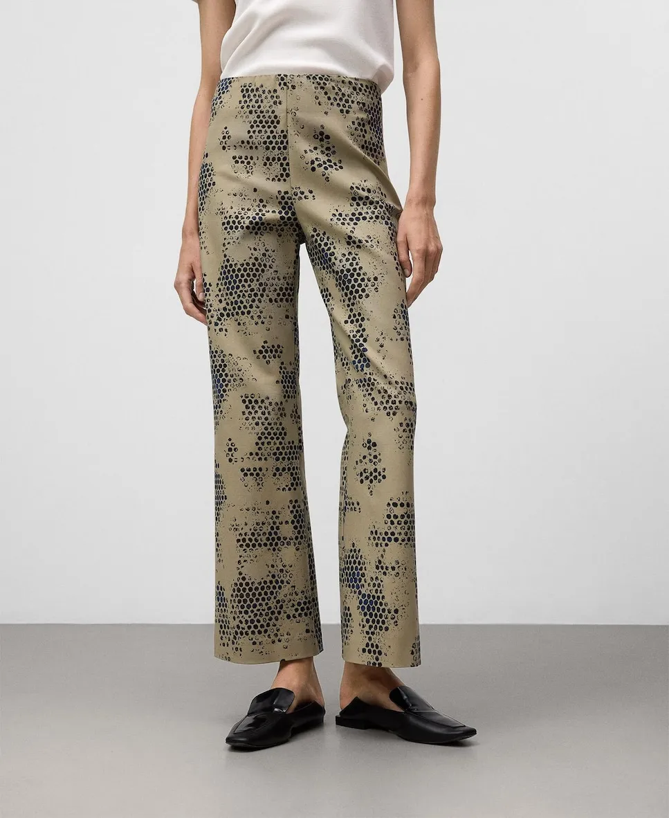 Женские брюки-карго с принтом и эластичным поясом Adolfo Dominguez, песочный
Женские брюки-карго с принтом и эластичным поясом Adolfo Dominguez, песочный
