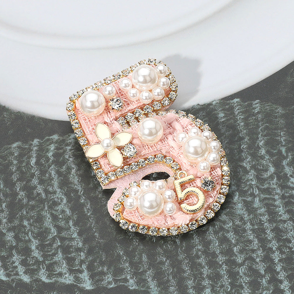 Брошь-булавка в виде цифры пять из твида с фетровой основой, украшенная цветком из жемчуга и эмали Fashnzfab, розовый
Брошь-булавка в виде цифры пять из твида с фетровой основой, украшенная цветком из жемчуга и эмали Fashnzfab, розовый