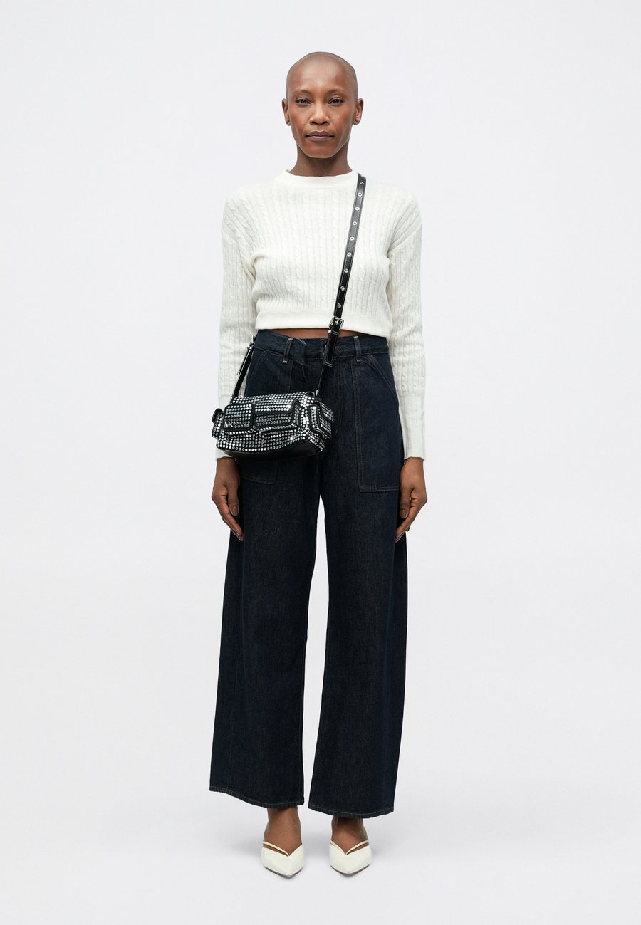 Сумка кросс-боди MICHAEL Michael Kors DAKOTA , Black
Сумка кросс-боди MICHAEL Michael Kors DAKOTA , Black