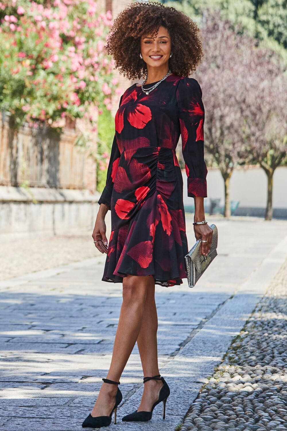 Платье клеш с цветочным принтом и сборками Sosandar, черный
Платье клеш с цветочным принтом и сборками Sosandar, черный