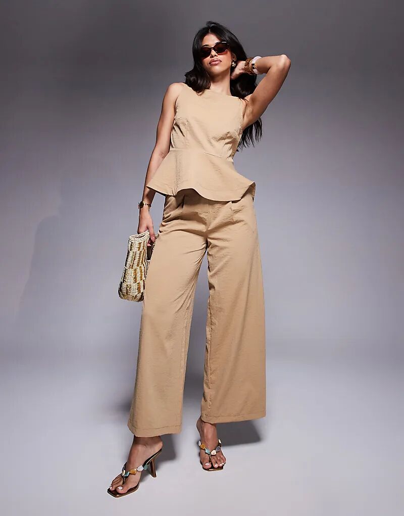 Широкие брюки ASOS DESIGN, бежевого цвета, приталенный фасон
Широкие брюки ASOS DESIGN, бежевого цвета, приталенный фасон