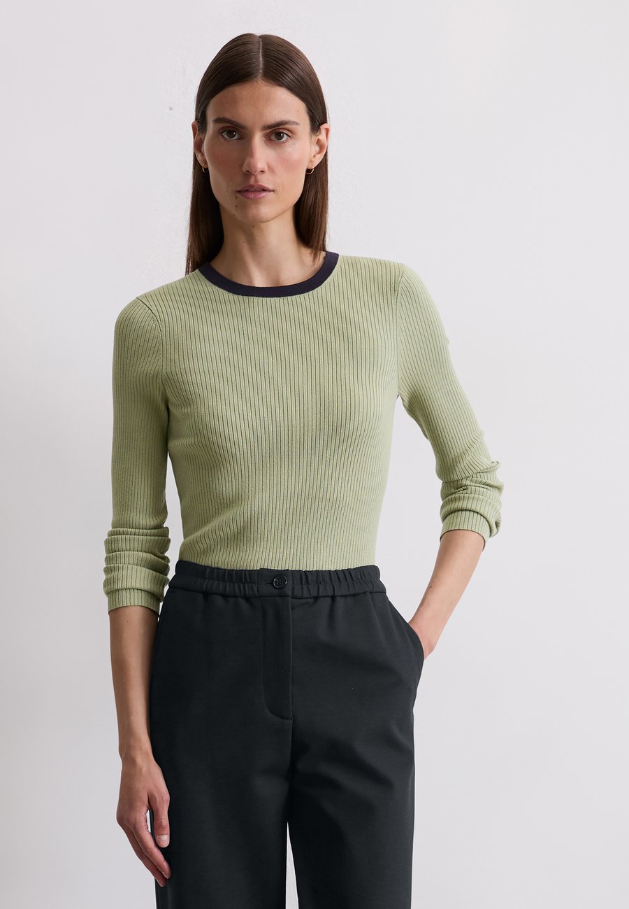 Джемпер Marc O'Polo MARC O’POLO X DFB TRAVEL COLLECTION PULLOVER, LONGSLEEVE, ROUND NECK, Smooth Sage/Khaki
Джемпер Marc O'Polo MARC O’POLO X DFB TRAVEL COLLECTION PULLOVER, LONGSLEEVE, ROUND NECK, Smooth Sage/Khaki