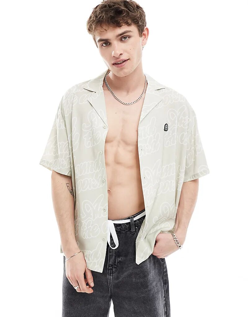 Летняя рубашка Dr Denim Madi свободного кроя с короткими рукавами и зеленым графическим принтом
Летняя рубашка Dr Denim Madi свободного кроя с короткими рукавами и зеленым графическим принтом