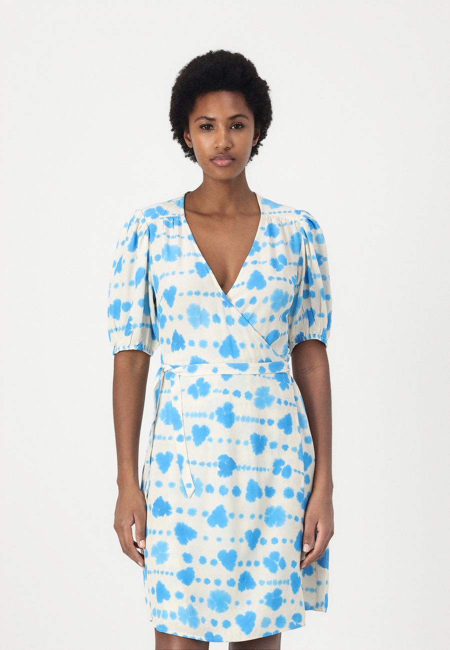 Платье Fabienne Chapot CLEO WRAP DRESS, Warm White/Blue Wave/Blue
Платье Fabienne Chapot CLEO WRAP DRESS, Warm White/Blue Wave/Blue