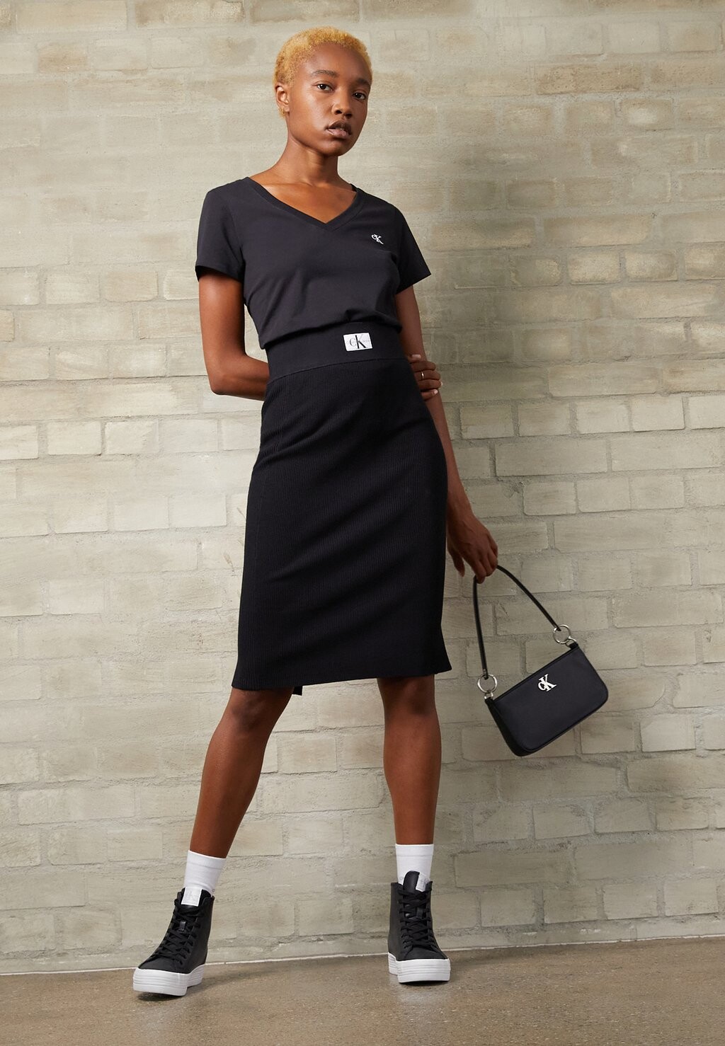 Базовая футболка Calvin Klein Jeans, черный
Базовая футболка Calvin Klein Jeans, черный