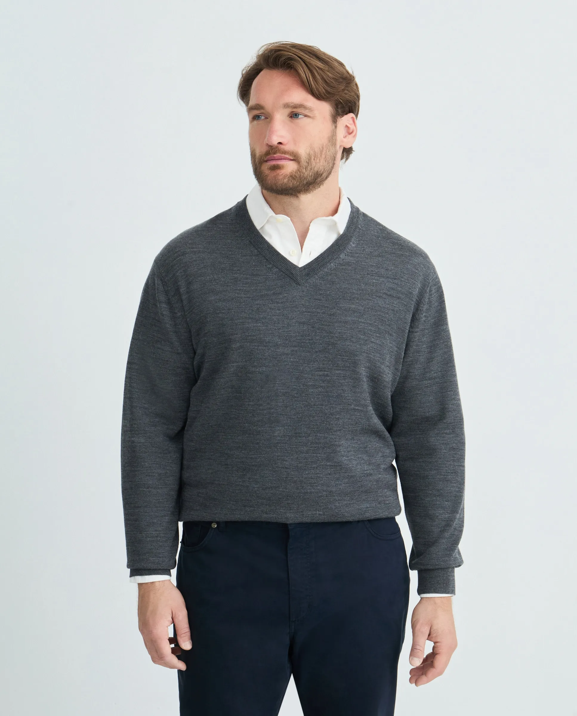 Джемпер с V-образным вырезом из 100% шерсти мериноса для мужчин больших размеров Emidio Tucci, темно-серый
Джемпер с V-образным вырезом из 100% шерсти мериноса для мужчин больших размеров Emidio Tucci, темно-серый