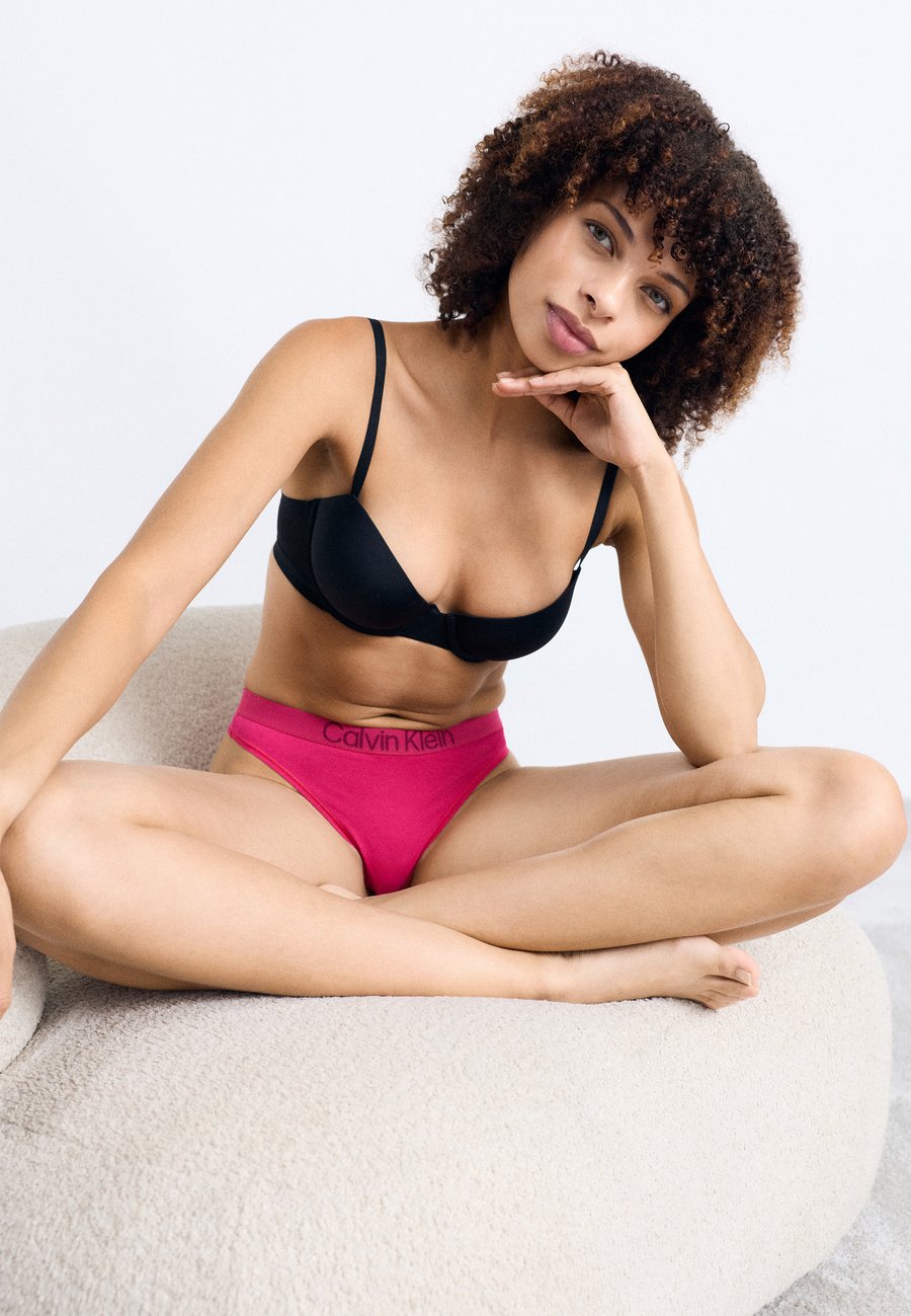 Трусы Calvin Klein Underwear THONG, Rose/Red
Трусы Calvin Klein Underwear THONG, Rose/Red